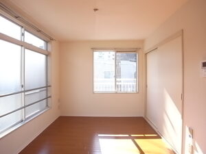 洋室　玄関から撮った写真