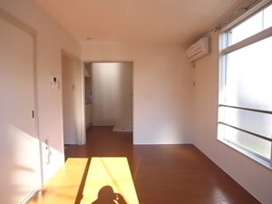 洋室　押入収納から